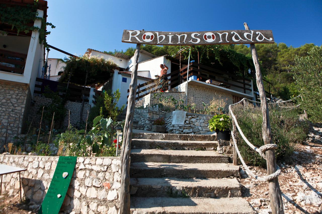 Robinson Mirela * Bogomolje